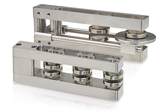 Mounting frame for double-sided thickness measurement